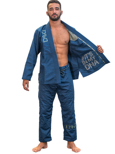 Braus Fight Kimono DNA Jiu Jitsu Azul - De pie erguido con la chaqueta abierta