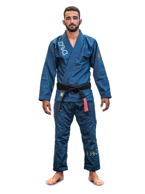 Braus Fight Kimono DNA Jiu Jitsu Azul - De pie erguido con la chaqueta cerrada