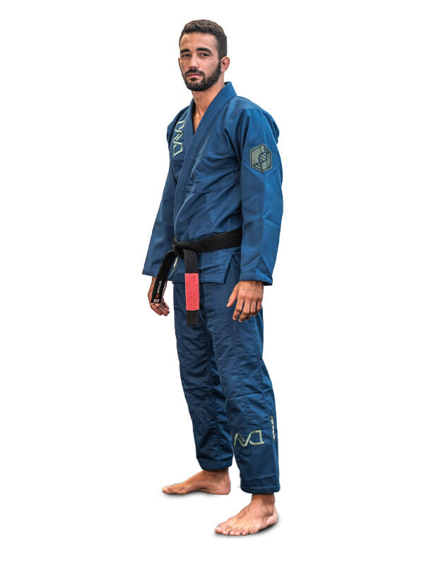 Braus Fight Kimono DNA Jiu Jitsu Azul - De pie hacia el lado derecho
