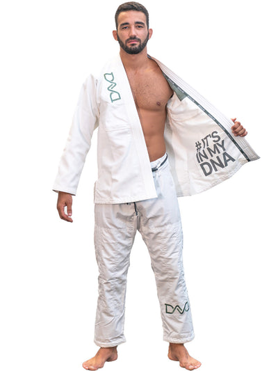 Braus Fight Kimono DNA Jiu Jitsu Blanco - De pie erguido con la chaqueta abierta