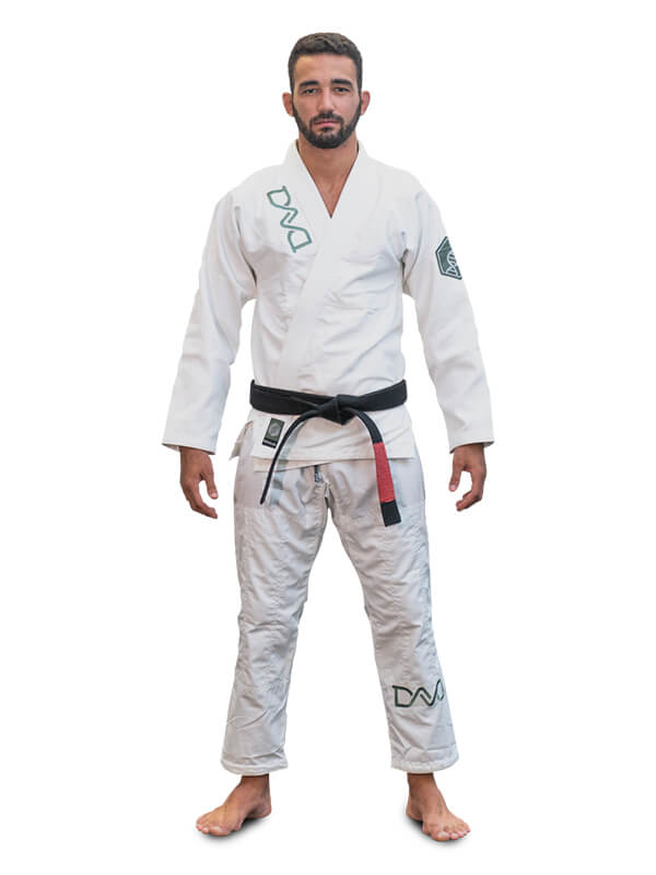 Braus Fight Kimono DNA Jiu Jitsu Blanco - De pie erguido con la chaqueta cerrada