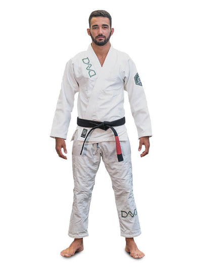 Braus Fight Kimono DNA Jiu Jitsu Blanco - De pie erguido con la chaqueta cerrada