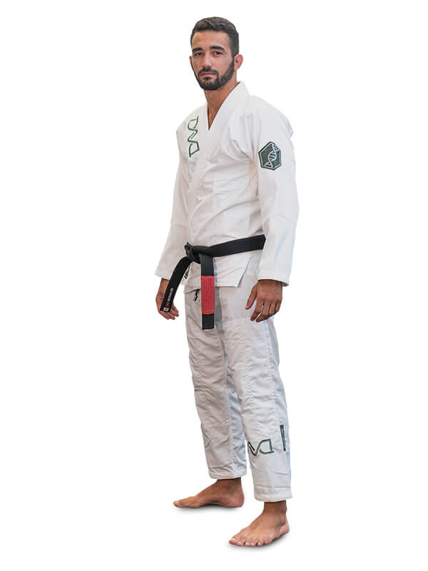 Braus Fight Kimono DNA Jiu Jitsu Blanco - De pie hacia el lado derecho.