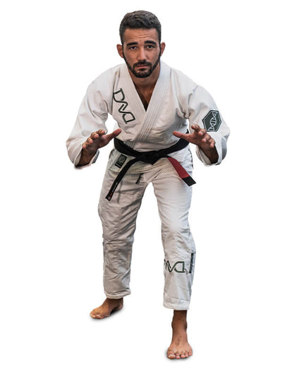 Braus Fight Kimono DNA Jiu Jitsu Blanco - Agachado en posición de combate.