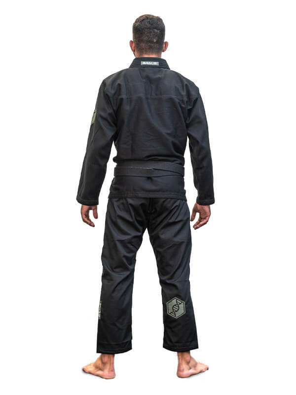 Braus Fight Kimono DNA Jiu Jitsu Negro - De pie mirando hacia atrás.