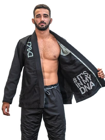 Braus Fight Kimono DNA Jiu Jitsu Negro - De pie erguido con la chaqueta abierta.