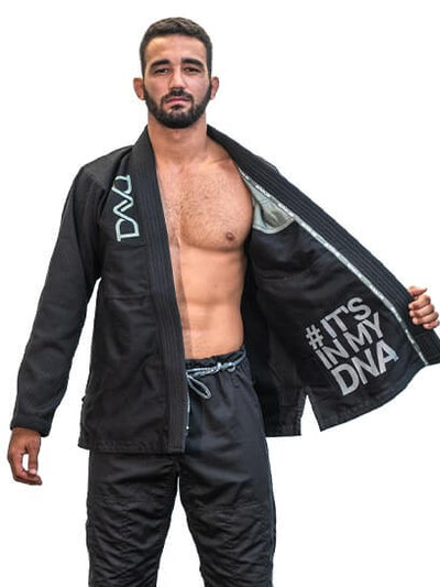 Braus Fight Kimono DNA Jiu Jitsu Negro - De pie erguido con la chaqueta abierta.