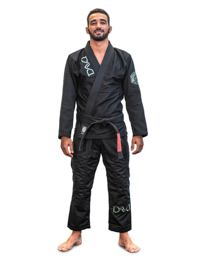 Braus Fight Kimono DNA Jiu Jitsu Negro - De pie erguido con la chaqueta cerrada.
